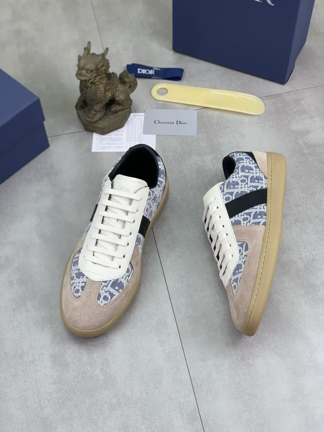 Men's shoes 💰P360 New Dior B01 moral training shoes, white first-layer cowhide, original molded outsole. New to the fall collection, this sneaker marks the return of a Dior classic, reinterpreted in a stylish and elegant silhouette. Crafted from white smooth first-grain cowhide with a tonal silk sheepskin lining, it features the Dior logo on the tongue and inner sides, and a CD icon on the heel. Paired with Tpu anti-slip soles of the same color, it can be matched with various styles to create a sophisticated look.  Code number: 38-44